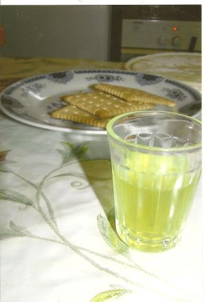 Jag bjuds på šumadija-te i den tjeckiska familjen Bůžeks kök. Jag bjuds på šumadija-te i den tjeckiska familjen Bůžeks kök.